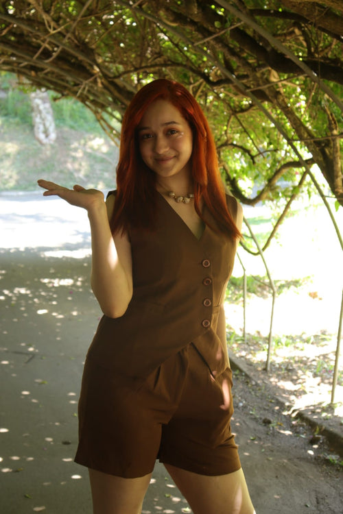 Conjunto Alfaiataria Colete e Short Marrom